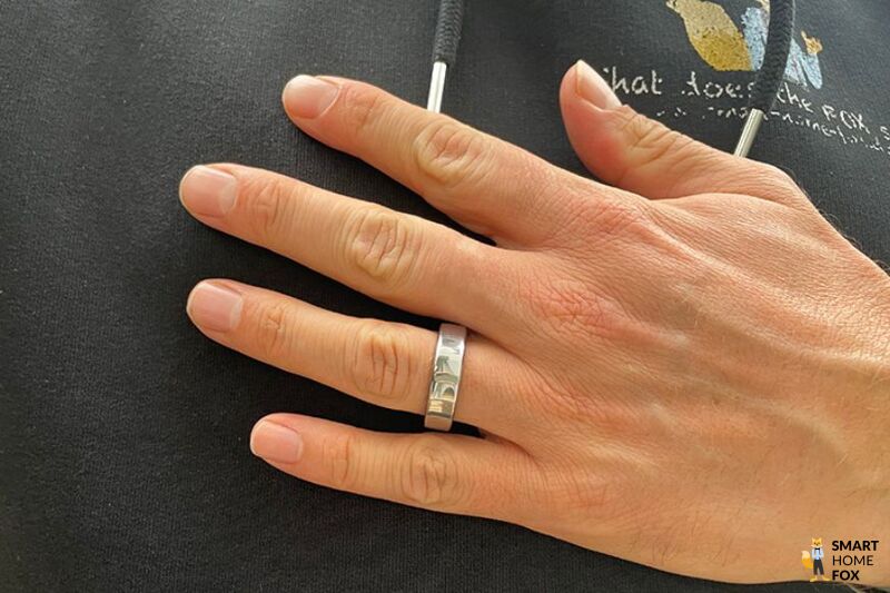 RingConn Gen 2 Air im Überblick – Smart Ring aus Edelstahl mit 10 Tagen Akku wird im Test in der Hand gehalten.